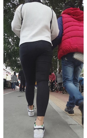 黑色紧身裤妹子