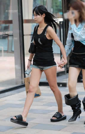 牛仔热裤美女