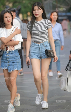 黄昏中的热裤长腿