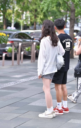 灰色短裙R丝美眉