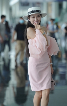 粉裙美眉