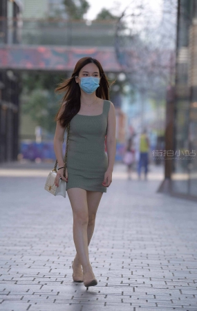 街拍小清新范的短裙小姐姐