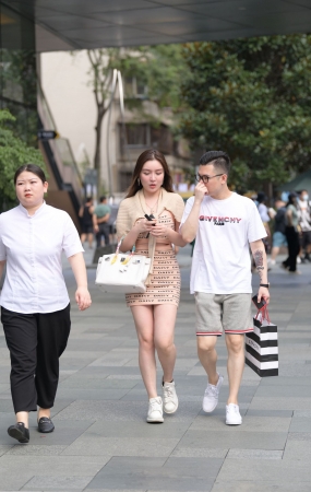 喜欢这种肉感女生