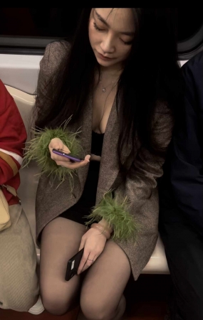 地铁冒死拍到极品黑丝高跟美人