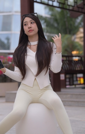 白色瑜伽课美女