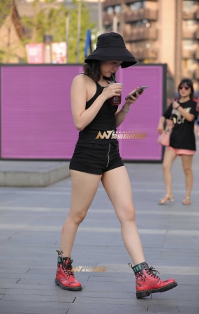 看手机的热裤女孩
