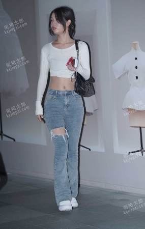 年纪小小 腰臀比完美 220819-9 53p