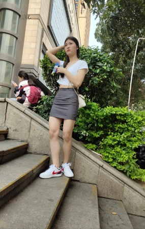 极品女神灰色短裙大长腿