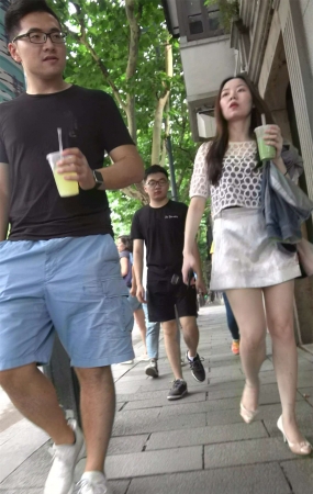 超性感白裙街拍御姐范高跟鞋美女