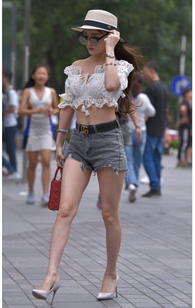 戴墨镜的露腰黑色牛仔热裤妹子(17P)[216M/JPG]