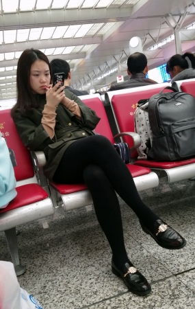 高铁站候车的黑色打底丝袜性感长腿美眉