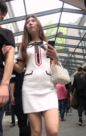 短裙漂亮女友