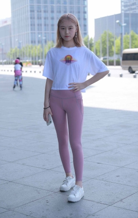 搭讪街拍粉色瑜伽裤小妹