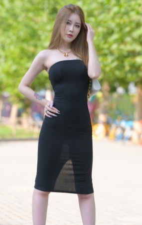 黑色包臀裙美女