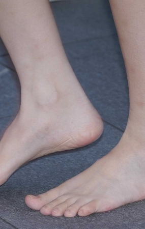 赤脚女孩 好想背她