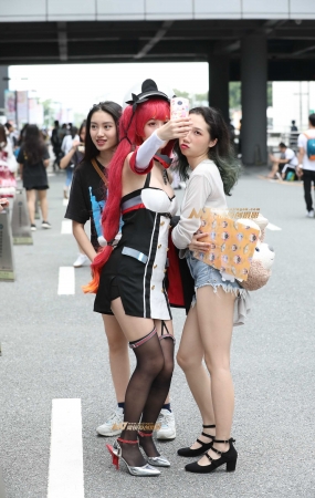[辉辉赛贴]长筒黑丝美腿小妹妹
