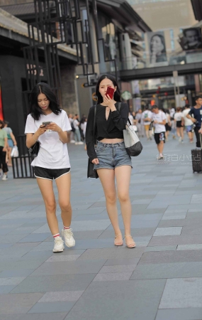 白皙美腿小姐姐