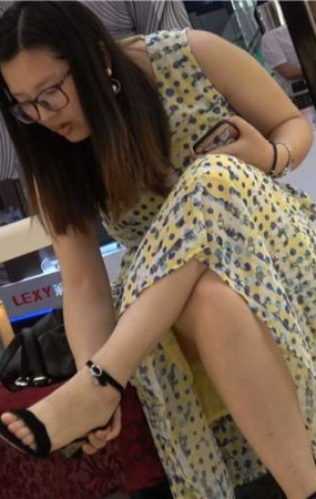 4k-米黄色斑点连衣裙美女鞋柜试鞋街拍美足