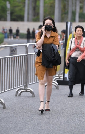 黄裙高跟凉鞋