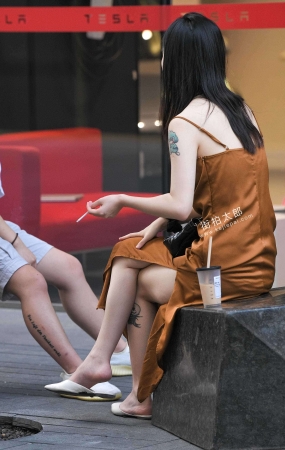吊带裙美女坐姿 21-08-03-32P