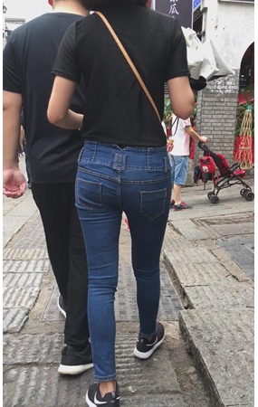 黑衣牛仔裤妹子