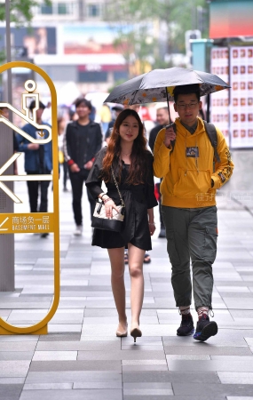 街拍黑色连衣裙高跟女友