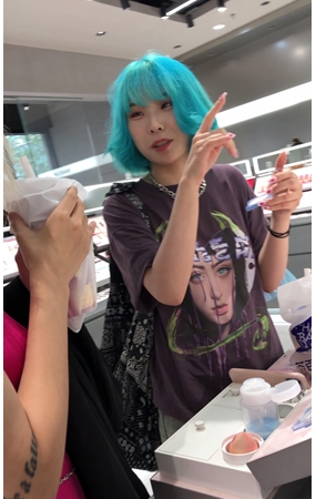 蓝发美女