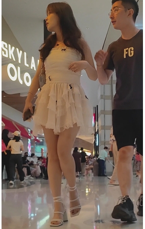 白裙美女