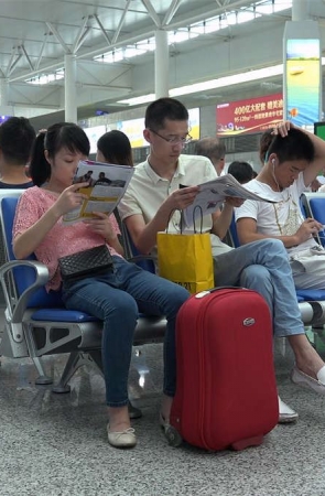 一双香艳的足底看的过往旅客纷纷驻足