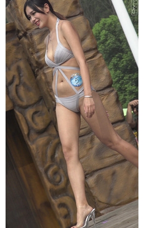 漂亮的丰腴比基尼美女