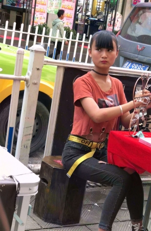 卖首饰的年轻小妹