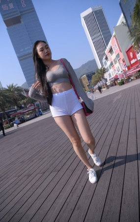 白色热裤美女