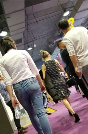 4k超清视频，极品紧身蓝色牛仔裤丰臀妹子