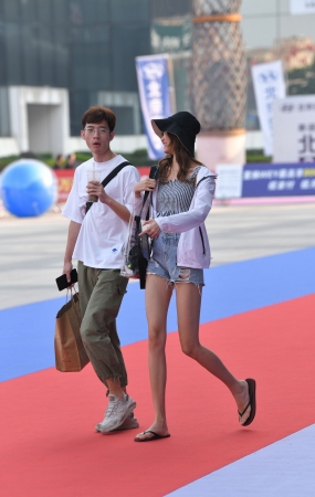 骨感长腿美女`