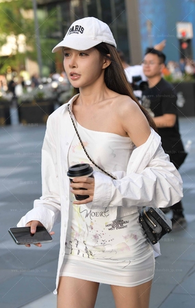 25515-5=61√包臀裙美腿小姐姐 9P