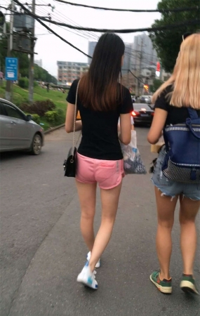 粉色短裤和牛仔短裤性感美女