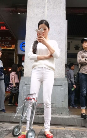 白色的牛仔蓝漂亮的美女