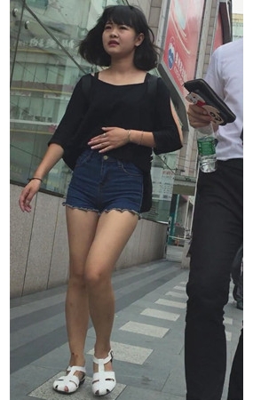 小巧玲珑的热裤蓝牛美女