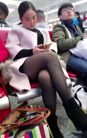 候车室的极品黑丝美腿少妇