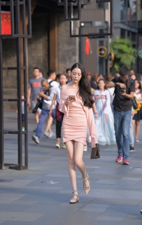 粉色包臀裙美女