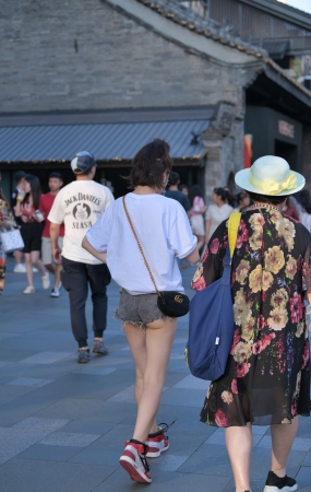 短裤月牙美女