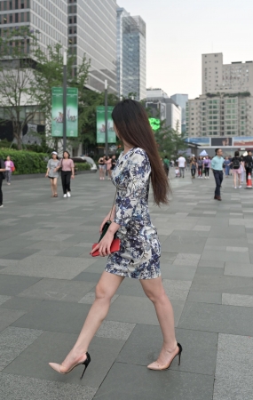 紧身包屯裙高跟美女