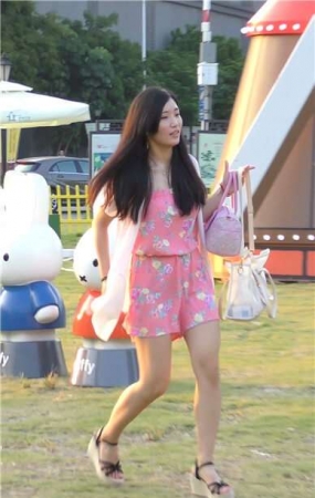 草地上牌照的粉色裙阳光女孩 [1.12 GB]