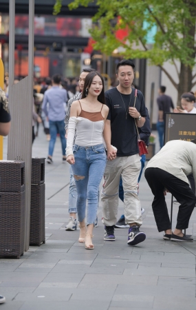 破洞紧牛女友