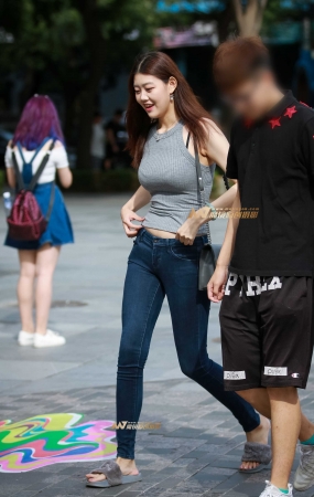 牛仔紧身长腿美眉