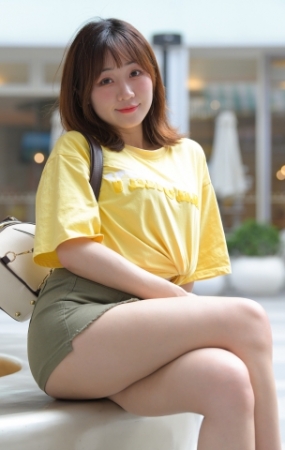 绿色短裙女孩