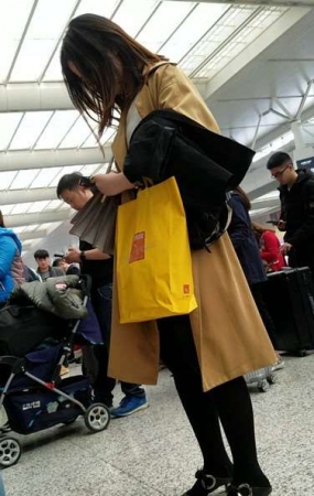 4k超清，排队进站的黑丝大长腿毛呢外套靓妹