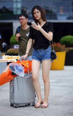 街拍美腿热裤长发小姐姐