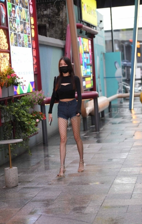 苗条的网袜热裤女孩