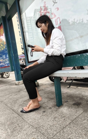 冒死拍到气质房地产销售经理拖鞋休息